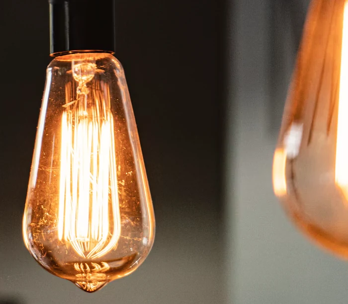 Focos Edison encendidos colgando de un tubo negro